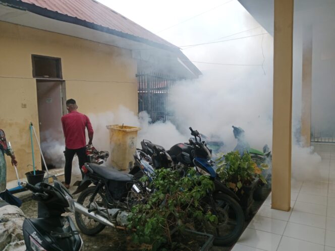 
					Gerak Cepat Polsek Kotapinang Fogging Mako dan Permukiman, Cegah Ancaman DBD