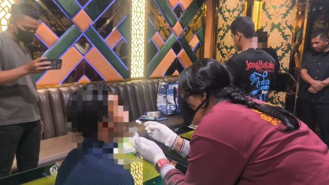 
					Razia Capital Building Medan, Polda Sumut Tes Acak 19 Pengunjung untuk Deteksi Narkoba dan Vape Etomidate