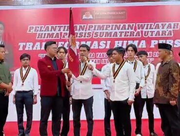 Prosesi pelantikan pengurus periode baru ini digelar khidmat di Aula BBGTK Sumatera Utara, Sabtu (16/5/2026). Pelantikan tersebut dipimpin langsung oleh Ketua Umum PP HIMA PERSIS, Solahudin Hasan.