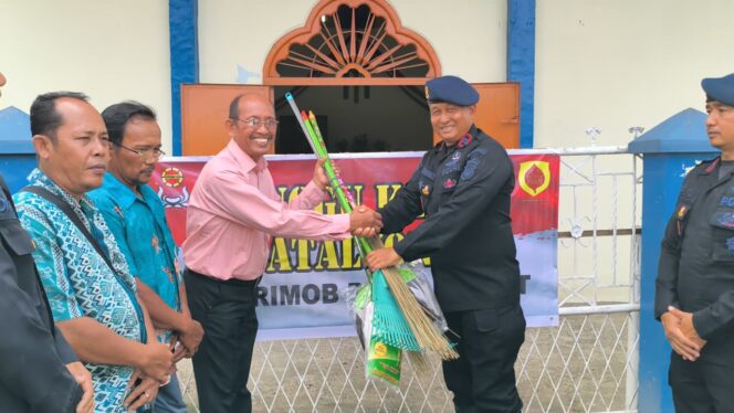 
					Brimob Polda Sumut Tebar Kepedulian Lewat Jumat Berkah dan Minggu Kasih, Bagikan Sembako hingga Makanan Gratis