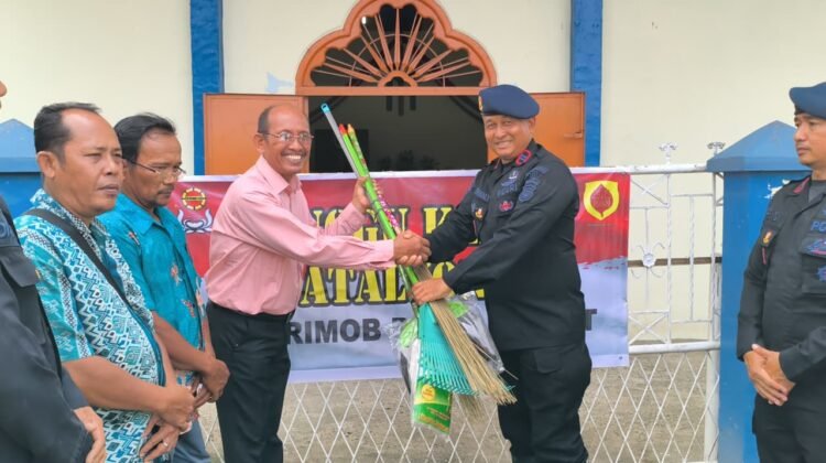 Brimob Polda Sumut Tebar Kepedulian Lewat Jumat Berkah dan Minggu Kasih, Bagikan Sembako hingga Makanan Gratis