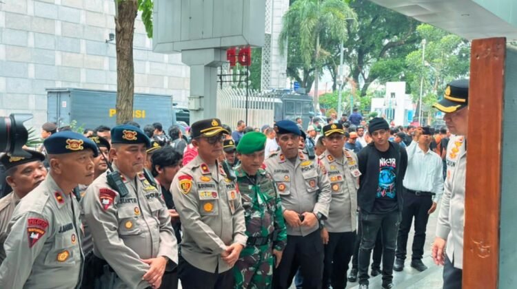 Pengamanan Humanis Warnai Aksi Penyampaian Aspirasi Mahasiswa di Gedung DPRD Sumut