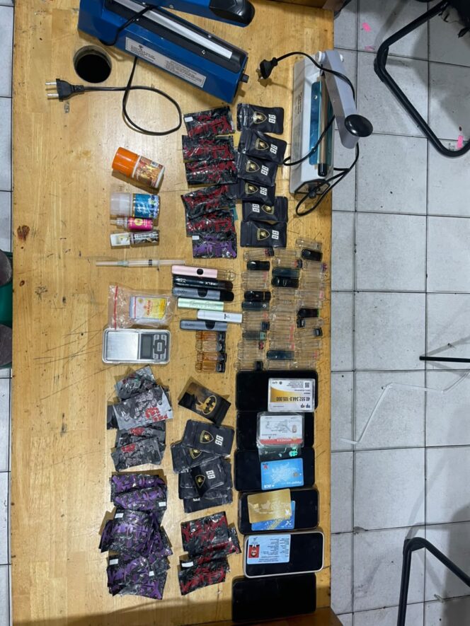 
					Operasi Senyap Polrestabes Medan, Polisi Bongkar Home Industri POD Getar Kombinasi Zat Narkoba di Sunggal