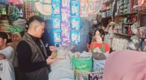 Pimwil Bulog Sumut Budi Cahyanto Tinjau Pasar Sukaramai, Pastikan Minyakita dan Beras SPHP Tersedia serta Dijual Sesuai Ketentuan
