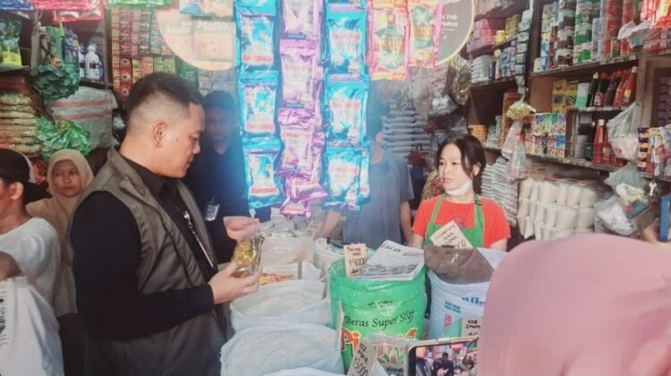 Pimwil Bulog Sumut Budi Cahyanto Tinjau Pasar Sukaramai, Pastikan Minyakita dan Beras SPHP Tersedia serta Dijual Sesuai Ketentuan