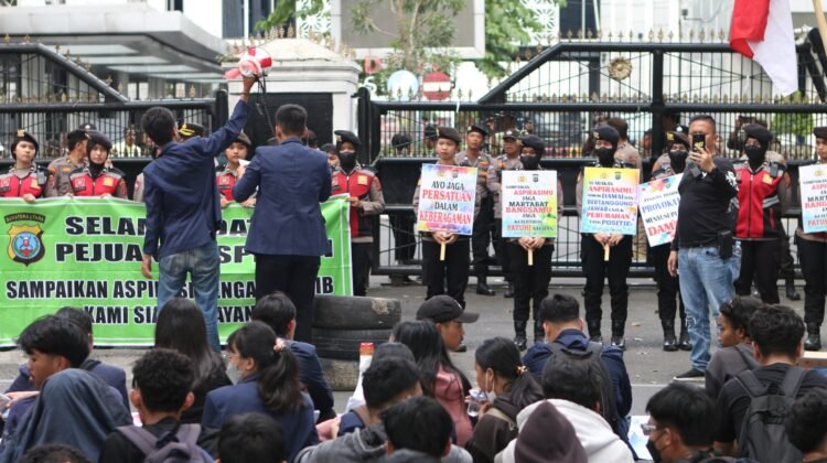 Kapolrestabes Medan Arahkan Personel Tetap Humanis dalam Pengamanan Aksi KBMN di DPRD Sumut