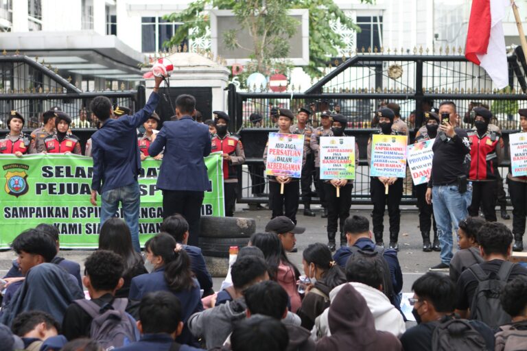 Kapolrestabes Medan Arahkan Personel Tetap Humanis dalam Pengamanan Aksi KBMN di DPRD Sumut