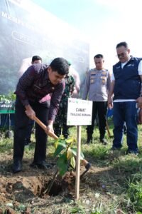 PTPN I Regional 1 dan Forkopimcam Tanjung Morawa Tanam 300 Pohon Peringati Hari Bumi dan HUT Deli Serdang ke-80