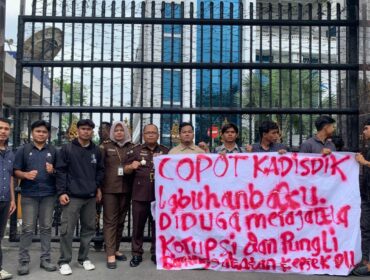 Aliansi Mahasiswa Pemberantas Korupsi Sumatera Utara (AMPK SU) menggelar aksi unjuk rasa di depan Gedung Kejaksaan Tinggi Sumatera Utara (Kejatisu) pada Selasa, 2 Juni 2026.