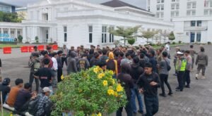 Ratusan massa yang tergabung dalam Aliansi Gabungan Mahasiswa Labuhanbatu Selatan menggelar aksi unjuk rasa jilid II di depan Kantor Gubernur Sumatera Utara (Sumut). Aksi ini digelar pada Senin (29/6/2026).