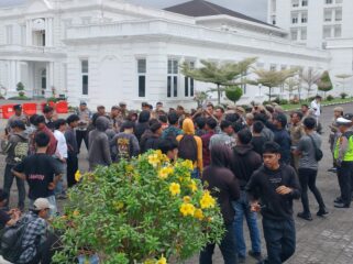 Ratusan massa yang tergabung dalam Aliansi Gabungan Mahasiswa Labuhanbatu Selatan menggelar aksi unjuk rasa jilid II di depan Kantor Gubernur Sumatera Utara (Sumut). Aksi ini digelar pada Senin (29/6/2026).