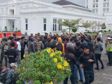 Ratusan massa yang tergabung dalam Aliansi Gabungan Mahasiswa Labuhanbatu Selatan menggelar aksi unjuk rasa jilid II di depan Kantor Gubernur Sumatera Utara (Sumut). Aksi ini digelar pada Senin (29/6/2026).
