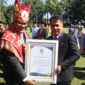 Momen HUT 80 Tahun Kab. Deli Serdang dan Bhayangkara, Bupati Hadiahkan Fery Kusnadi Penghargaan