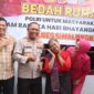 Air Mata Bahagia Opung Sipayung: Kapolres Dan Ketua Bhayangkari Simalungun Serahkan Rumah Baru Lengkap Dengan Kasur, Lemari, Kompor Gas Hingga TV Baru