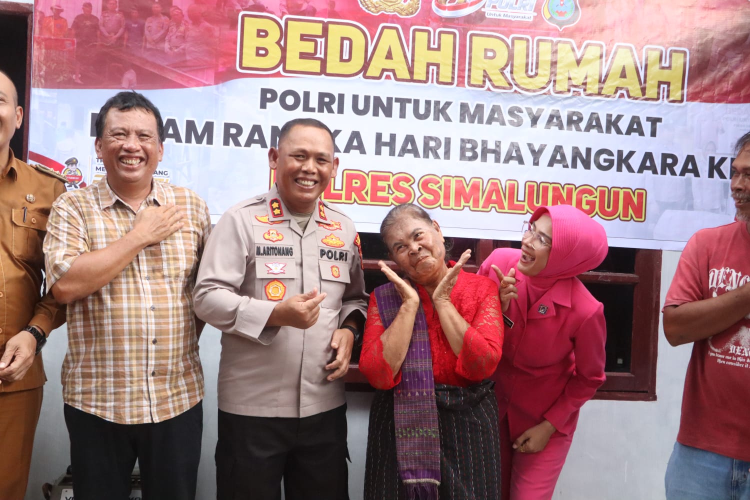 Air Mata Bahagia Opung Sipayung: Kapolres Dan Ketua Bhayangkari Simalungun Serahkan Rumah Baru Lengkap Dengan Kasur, Lemari, Kompor Gas Hingga TV Baru