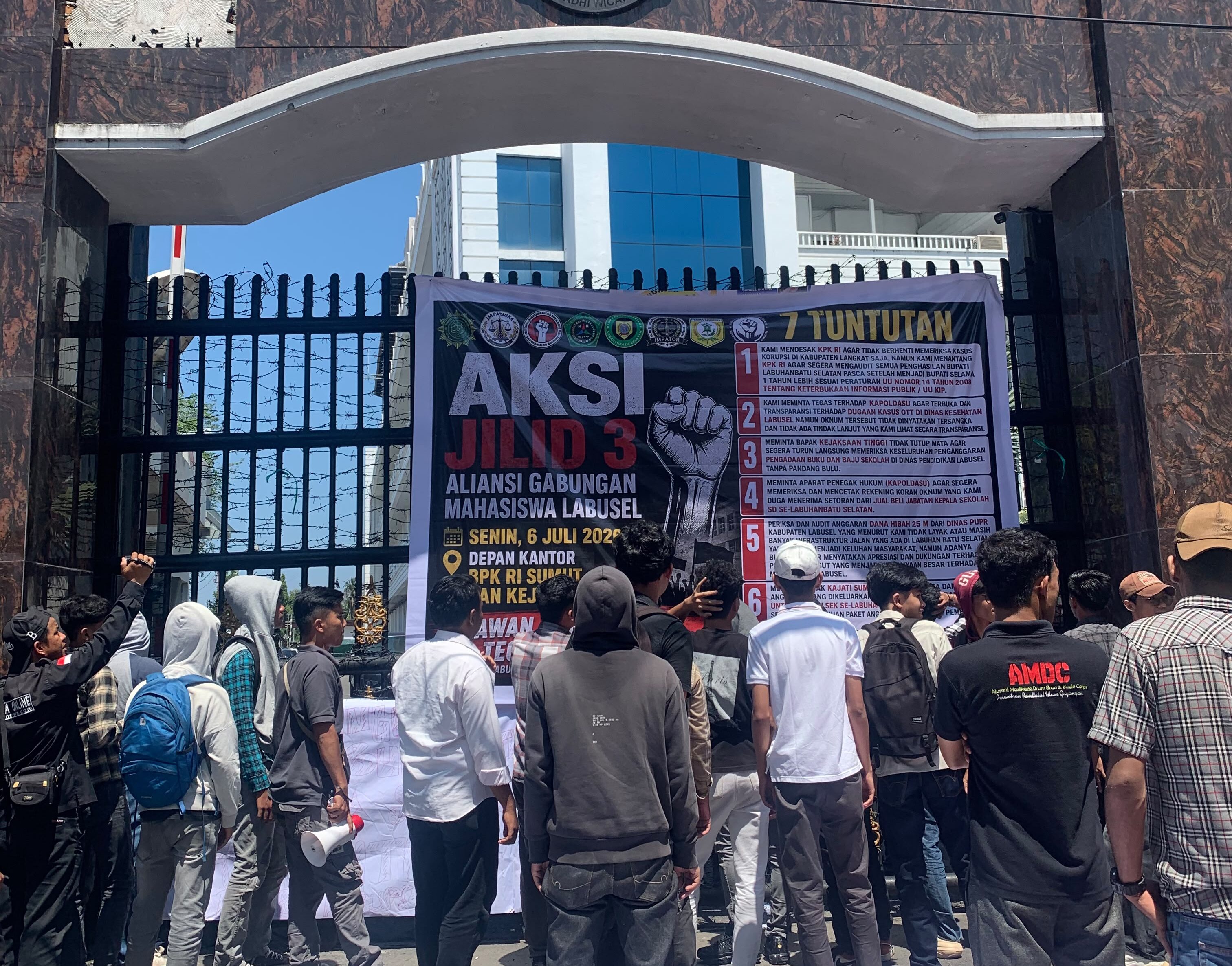Tak Mempan Digertak, Mahasiswa Labusel Kembali Seruduk Kajatisu dan Poldasu, Gasak Dugaan Korupsi Jembatan Rp36 M!