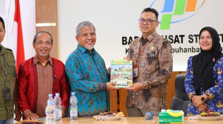 KH. Muhammad Nuh, MSP, melakukan kunjungan kerja ke kantor Badan Pusat Statistik (BPS) Kabupaten Labuhanbatu Selatan, Jumat (17/6).