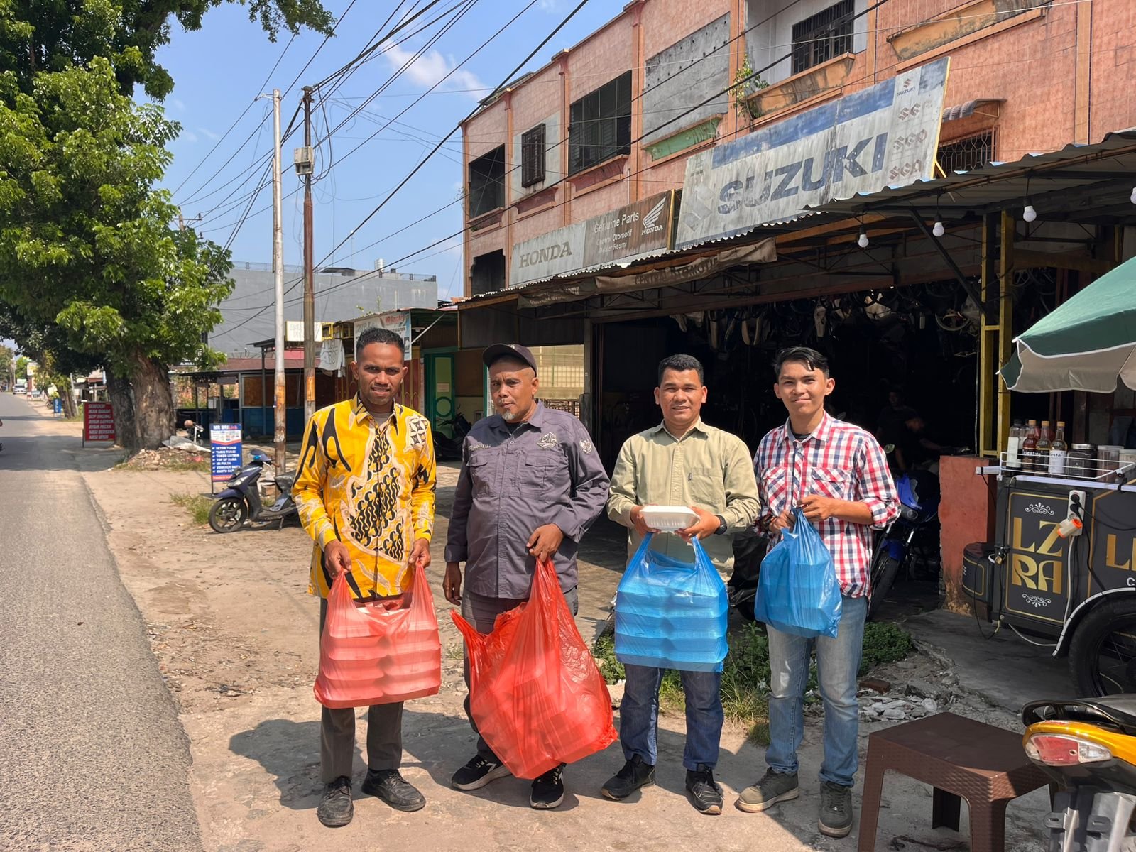 Lizera Coffee dan DPC PJS Labuhanbatu Kompak Berbagi Jumat Berkah kepada Pengguna Jalan