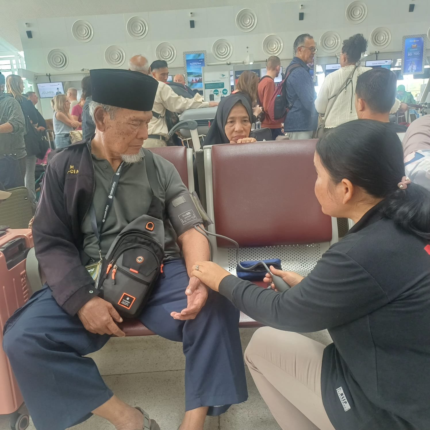 Polda Sumut Beri Layanan Kesehatan bagi Penumpang Terdampak Pembatalan Penerbangan di Kualanamu