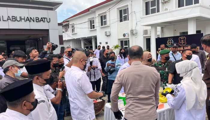 Kejari Labuhanbatu Lakukan Pemusnahan Barang Bukti dari 389 Perkara