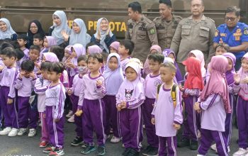 Pakai Mobil Patroli Satpol PP, Puluhan Anak TK Aisyiyah Bustanul Athfal Kunjungi Mako Damkarmat Medan