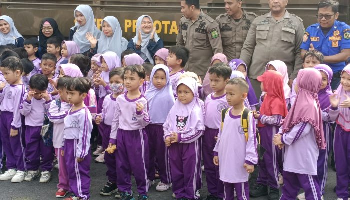 Pakai Mobil Patroli Satpol PP, Puluhan Anak TK Aisyiyah Bustanul Athfal Kunjungi Mako Damkarmat Medan