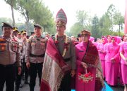 Resmi Pimpin Polda Sumut, Irjen Pol Sonny Irawan Disambut Ulos dan Tarian Tradisional
