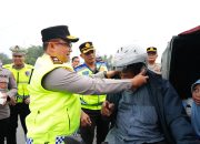 Wakapolda Sumut Turun ke Jalan, Bagikan Helm dan Ajak Warga Tertib Berlalu Lintas
