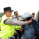 Wakapolda Sumut Turun ke Jalan, Bagikan Helm dan Ajak Warga Tertib Berlalu Lintas